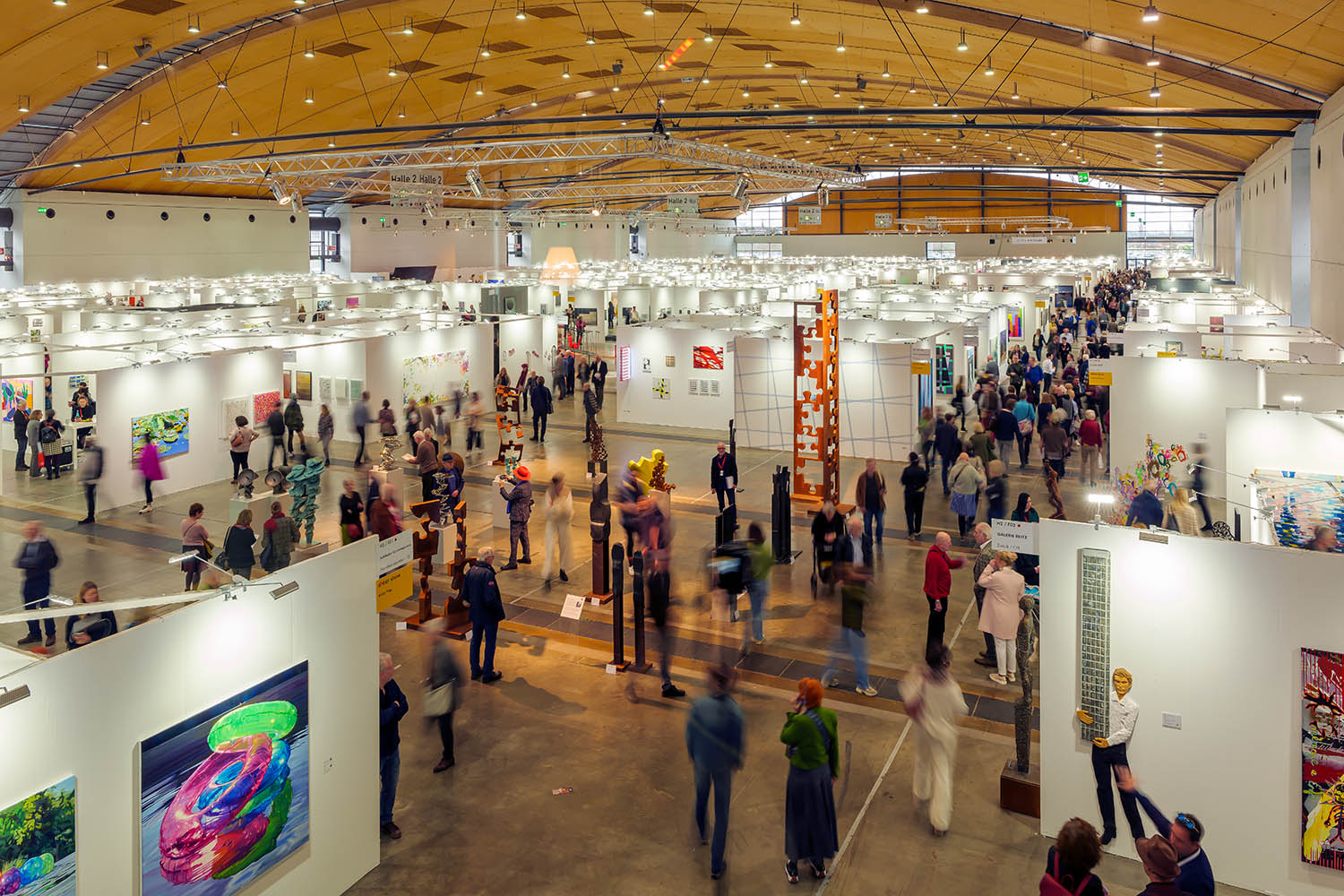 Blick von oben in Halle 2 der Messe Karlsruhe während der art Karlsruhe