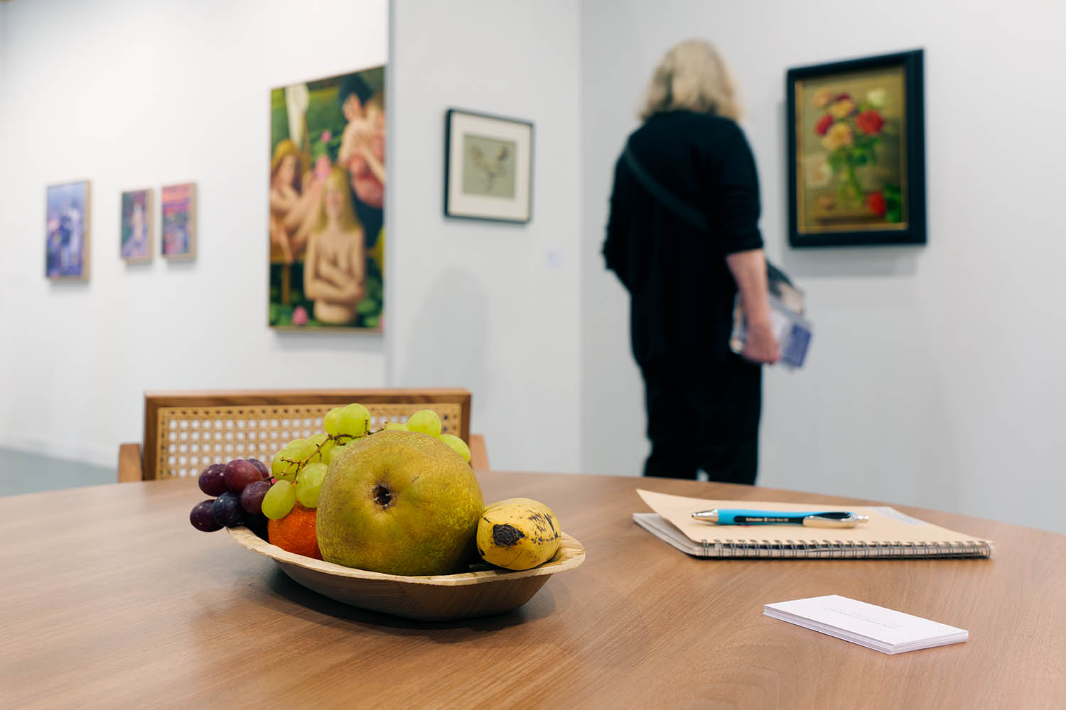 Obstschale auf dem Tisch eines Ausstellers auf der art Karlsruhe