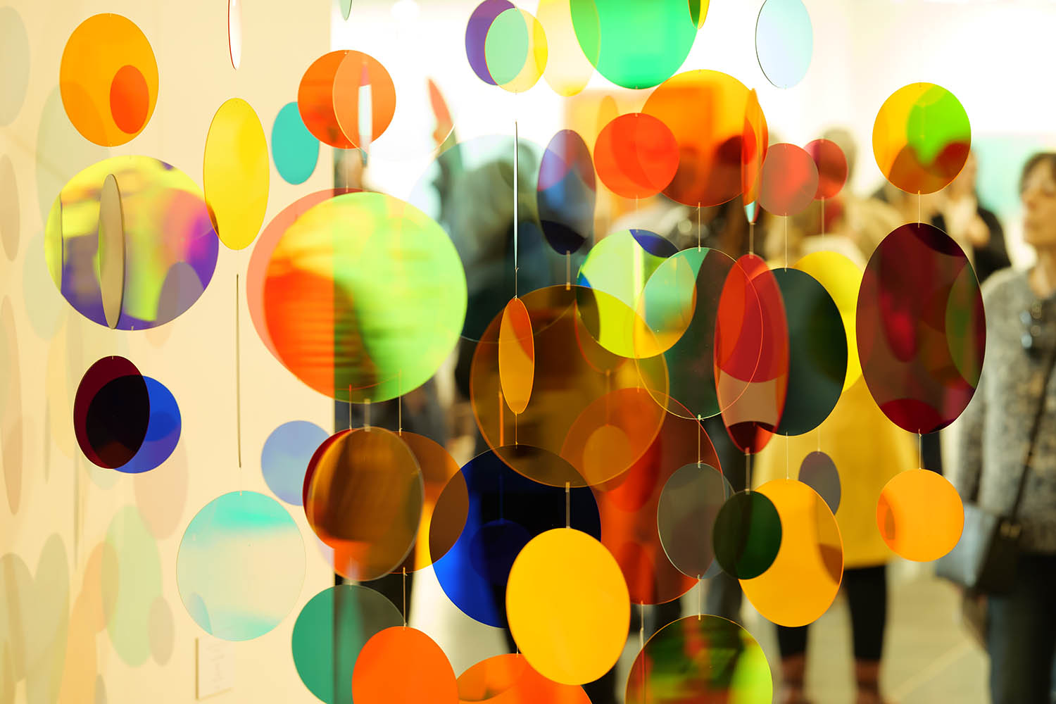Kunstwerk aus bunten runden transparenten Scheiben