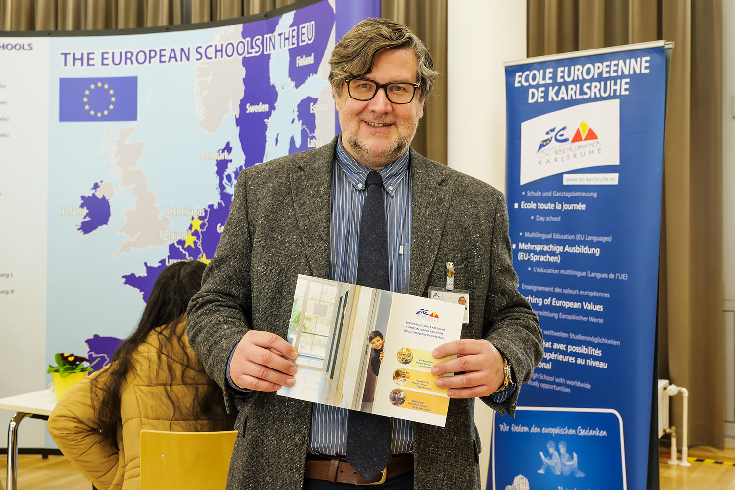 Der Direktor der Europäischen Schule Karlsruhe, Monsieur Daniel Gassner, am Tag der Offenen Türe der ESK im März 2024 mit der neuen Schulbroschüre