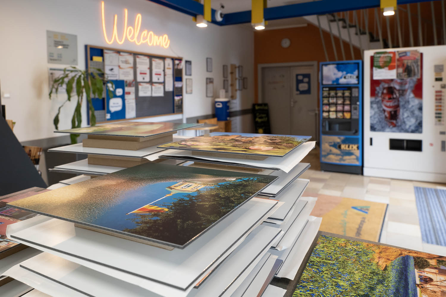zurück zum Blog Anlieferung von 70 Wandbildern mit Motiven aus Karlsruhe in die Karlsruher Jugendherberge