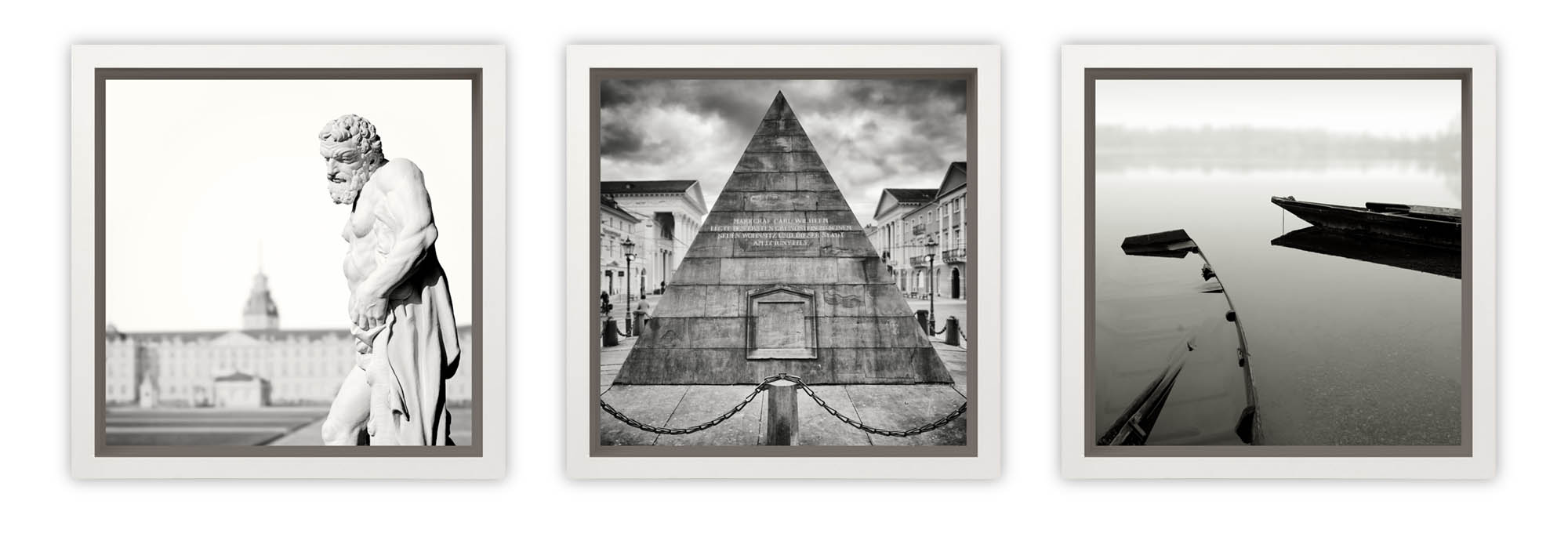Drei MIGROBIs von Fotograf Holger Tuttas: Monochrome Wandbilder, bestehend aus Fotos von Karlsruhe in einem weißen Schattenfugenrahmen. Links ist die Herkules-Statue vor dem Karlsruher Schloss zu sehen. In der Mitte die Pyramide auf dem Karlsruher Marktplatz undrechts zwei Fischerboote auf dem Karlsruher Altrhein.
